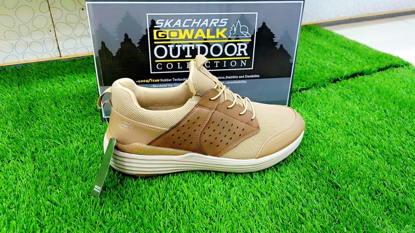 Beige outdoor sneaker