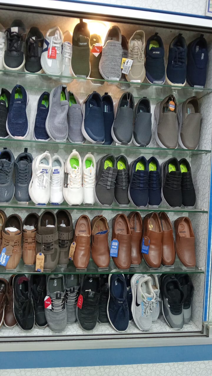 In-store sneakers and casual shoes wall — Nike, Skechers, Calza